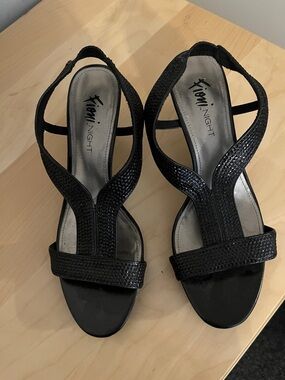7/$20 FIONI Clothing Black Textured T-Strap Dress Sandals 7/$20